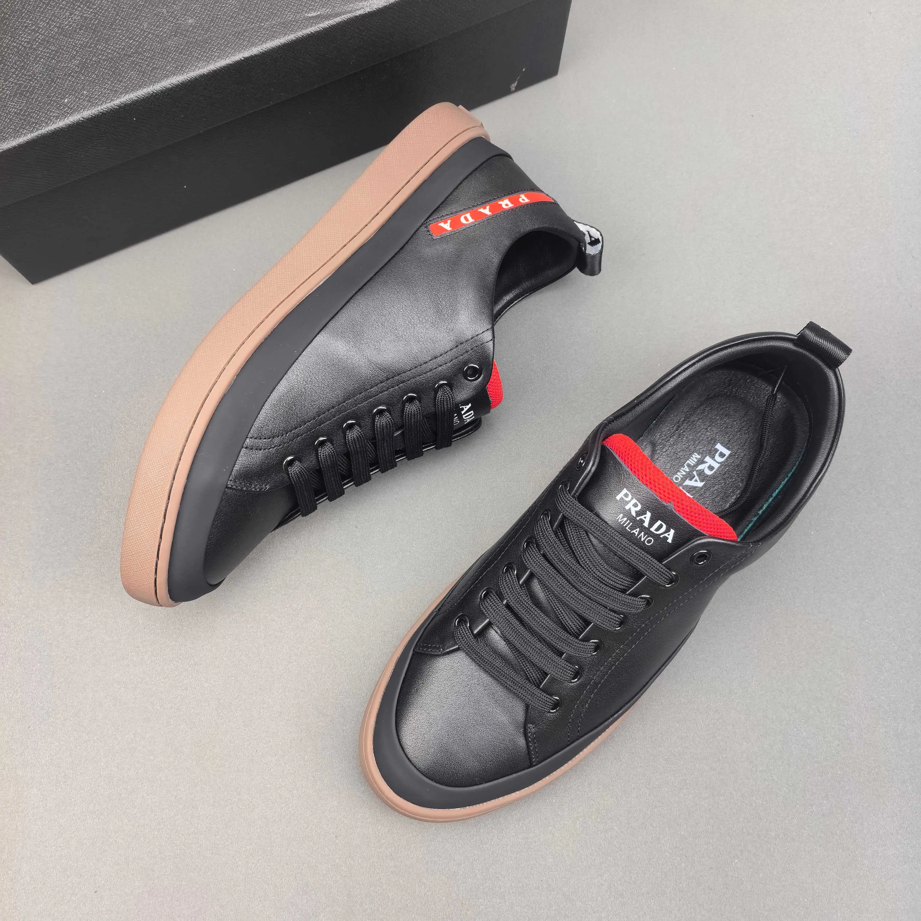 PP420❣️❣️❣️Prada set off the audience! Prada, an international brand that is constantly innovating, this men's casual shoe, the original version, made of cowhide leather at a ratio of one to one at the store, with leather feet and rubber non-slip outsole, breathable and comfortable, quality speaks for itself👄38-44